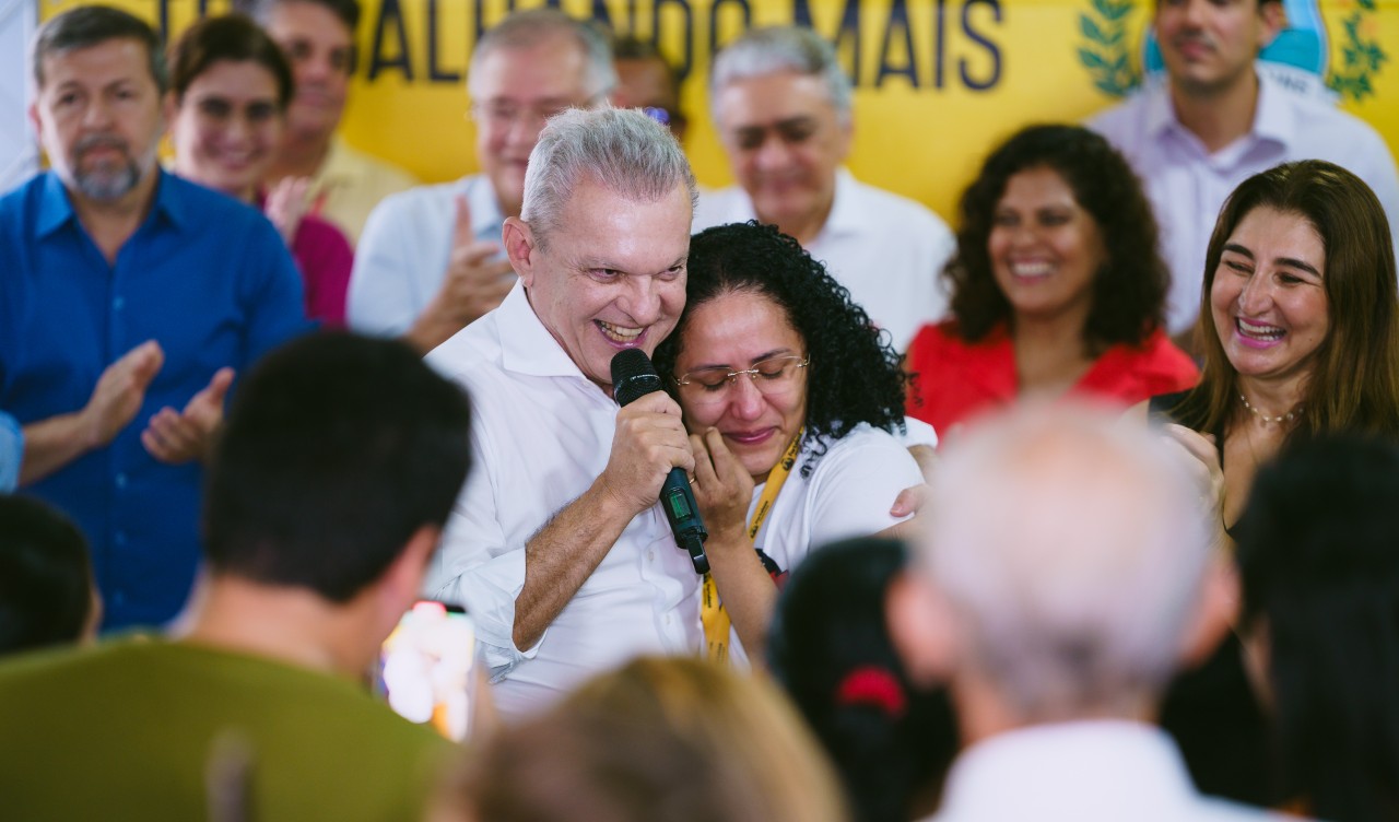 grupo de pessoas num palco